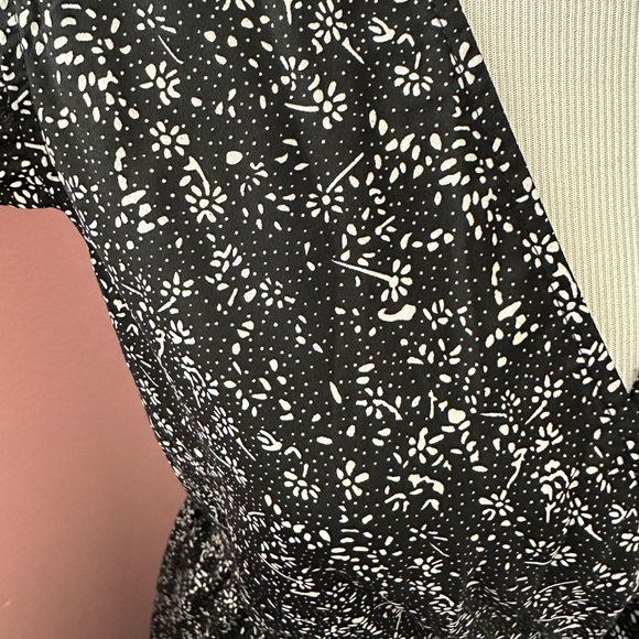 Black/Cream Flowered Wrap Type Dress size M - Picture 2 of 4